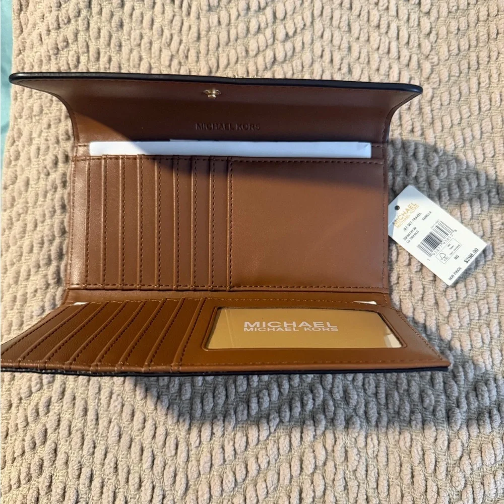 NWT Michael Kors Jet Set Large Logo Trifold Wallet in Vanilla